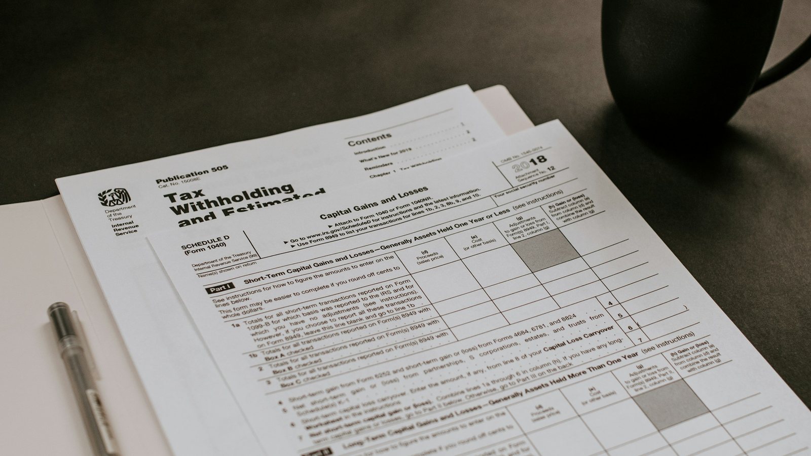 Une tasse de café à côté de documents comptables