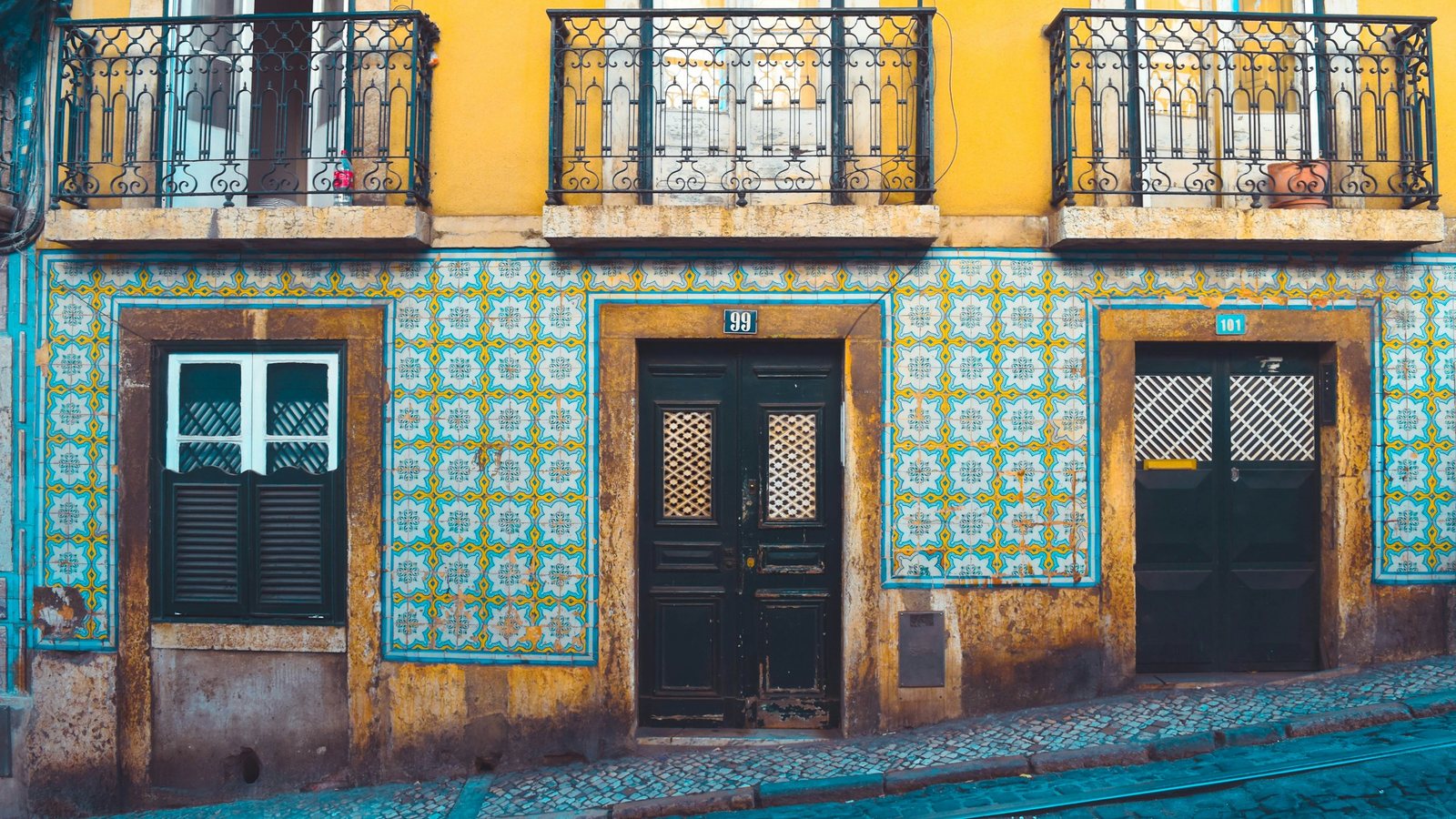 Une maison de deux étages aux murs clairs