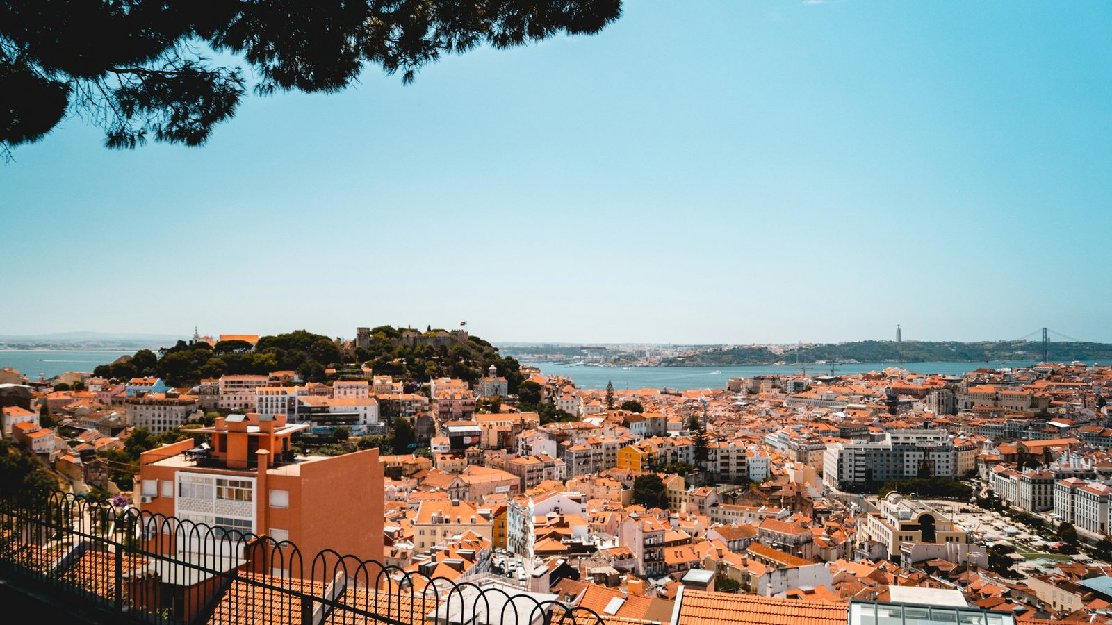 Des maisons portugaises face à la mer