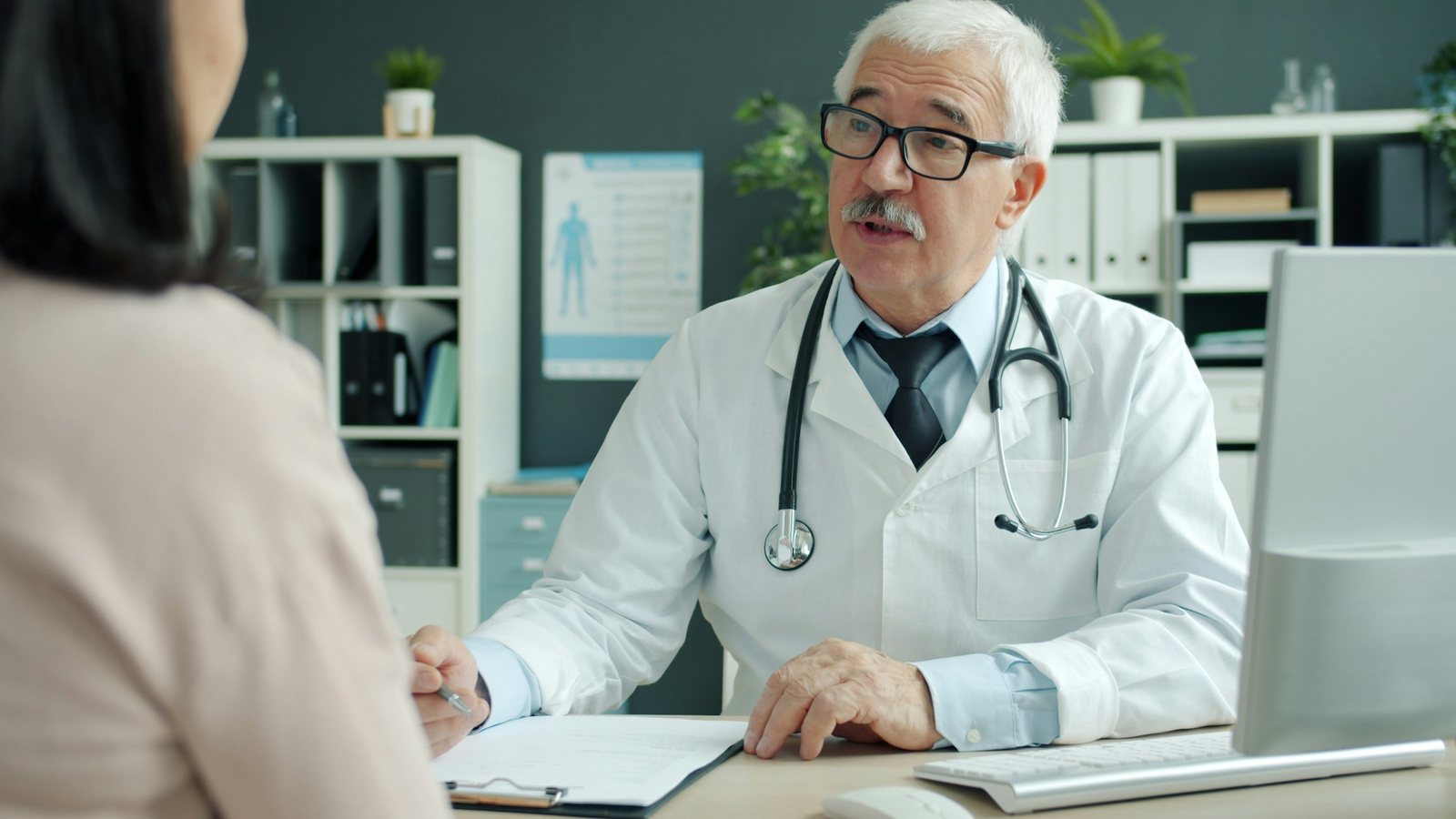 Un médecin en consultation avec un patient