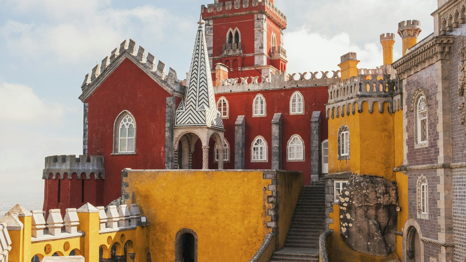 Le palais de Pena et sa tour d'horloge à Sintra