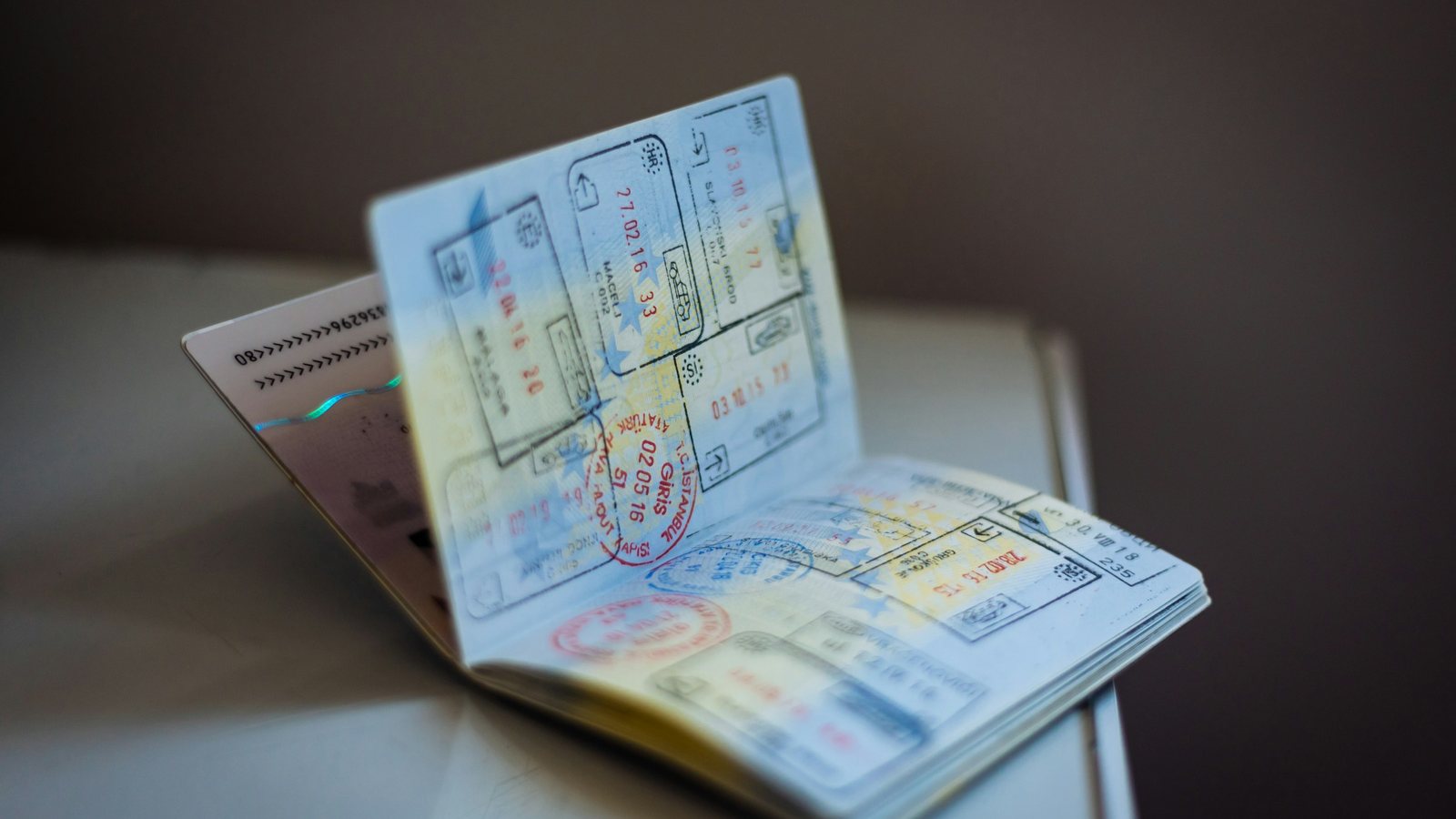 Un passeport ouvert couvert de tampons