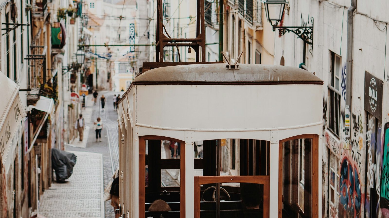 Un train régional en gare portugaise