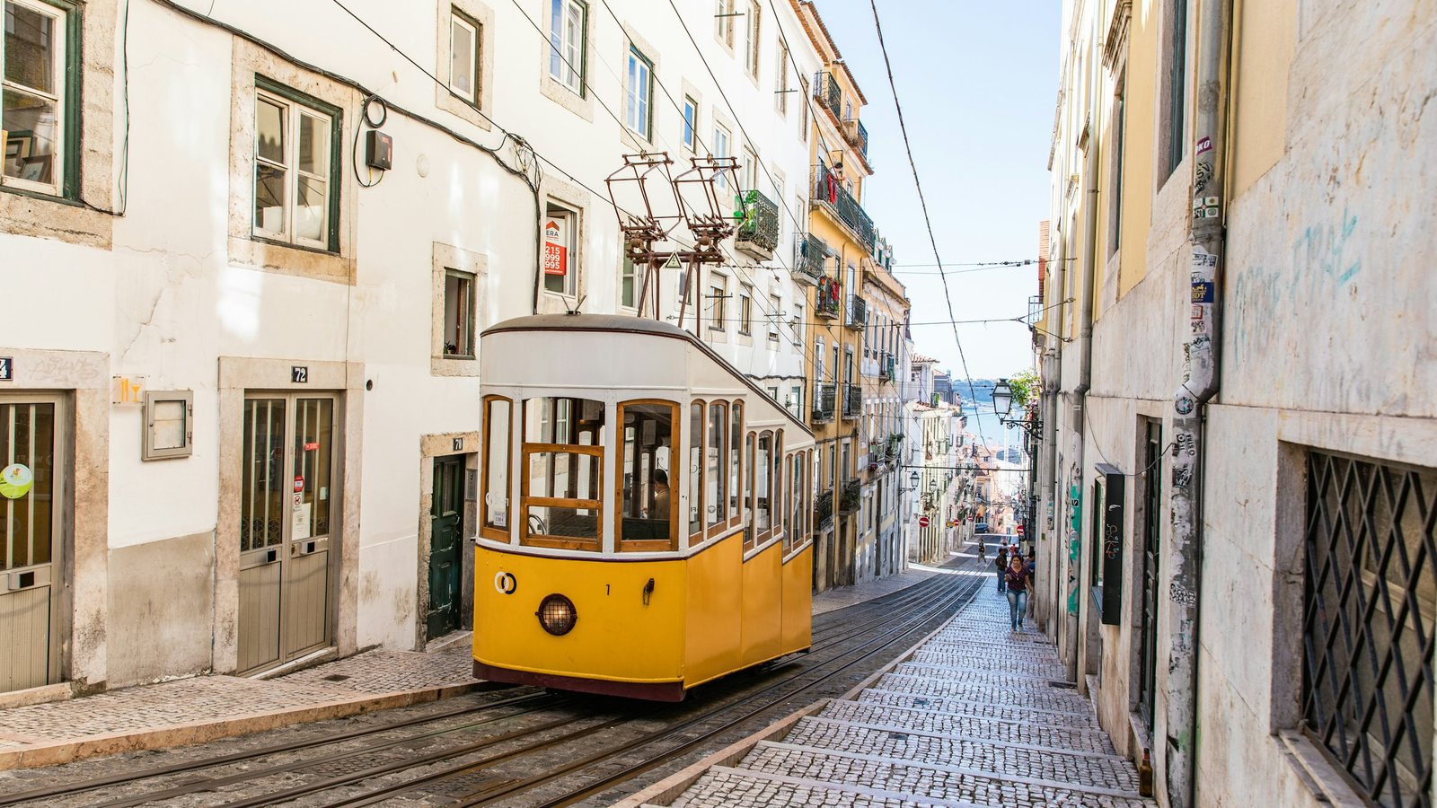 Un tram gravissant une colline de Lisbonne