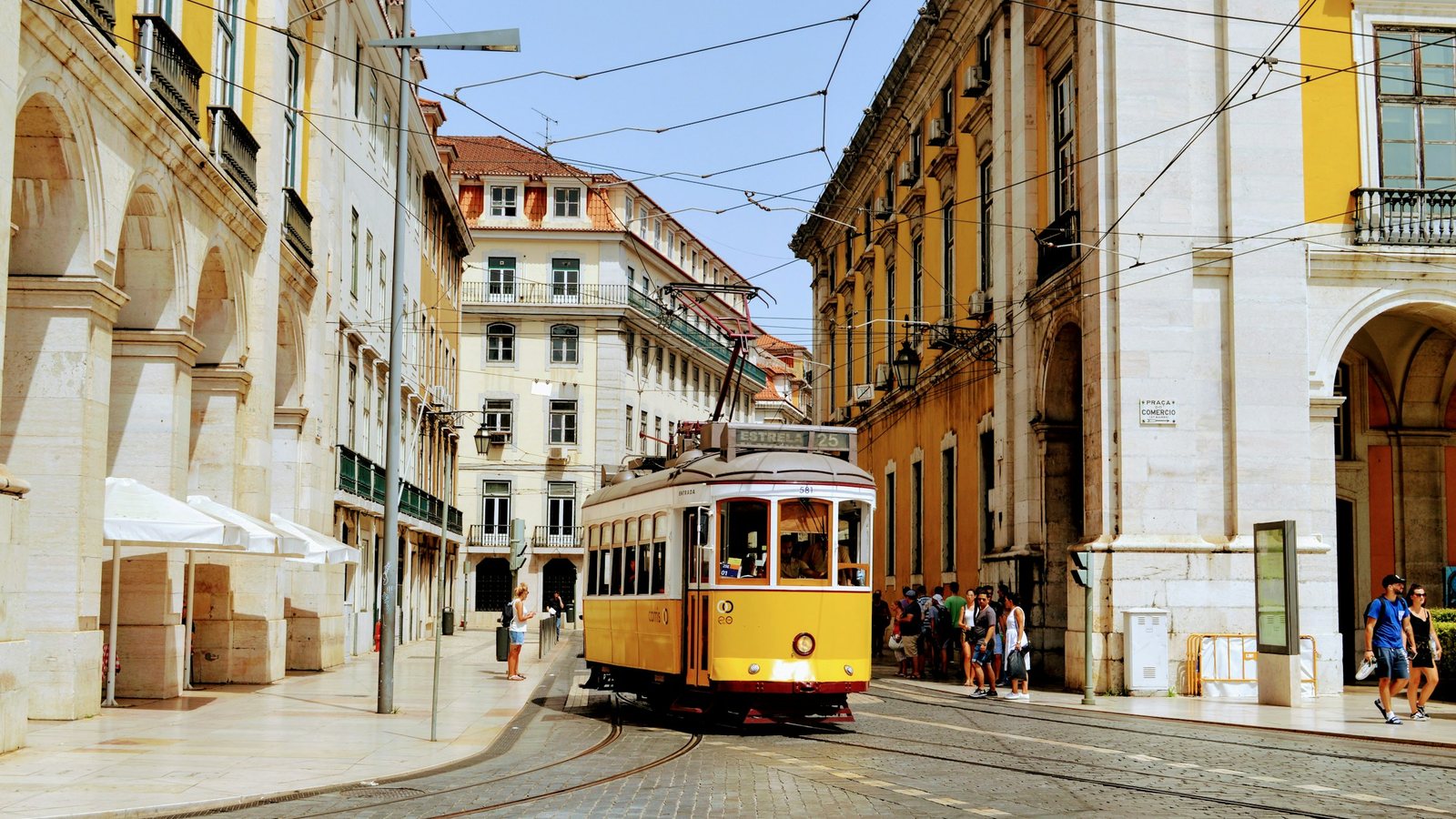 Un tramway jaune dans une rue en pente de Lisbonne