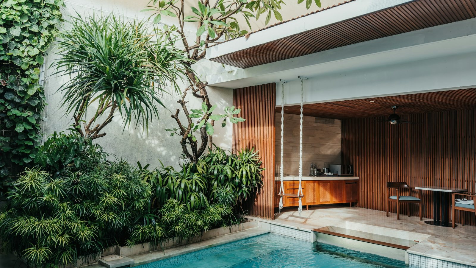 Une piscine bordée de chaises longues
