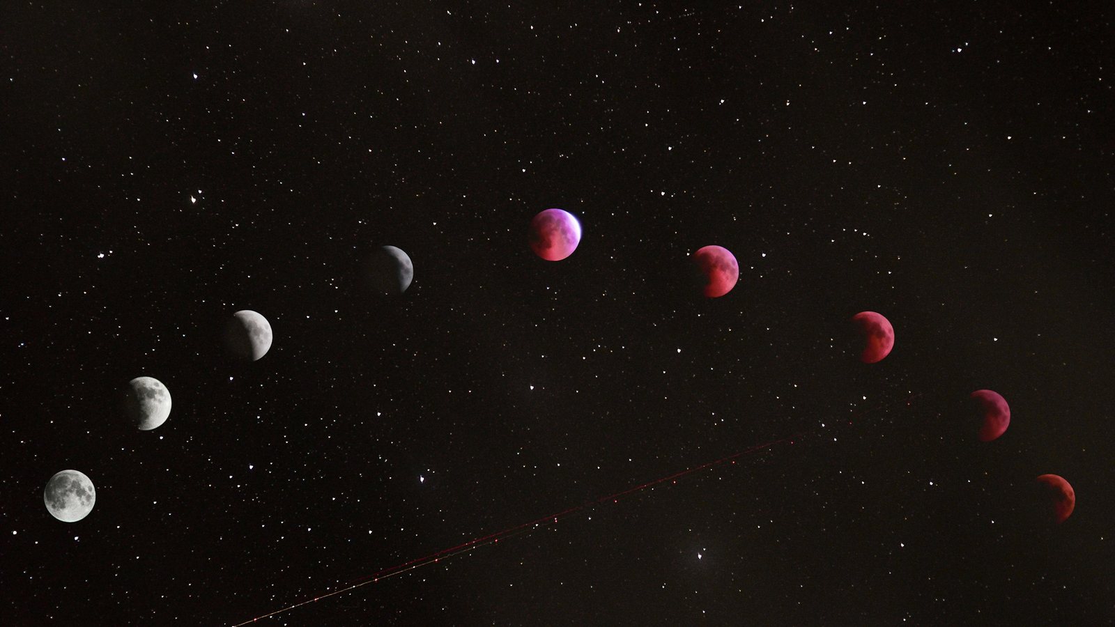 Lune éclipsée teintée de rouge cuivré dans un ciel sombre pendant une éclipse lunaire