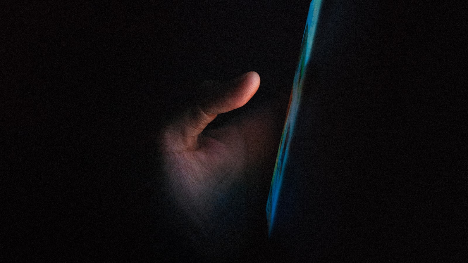 Main tenant un smartphone dans le noir