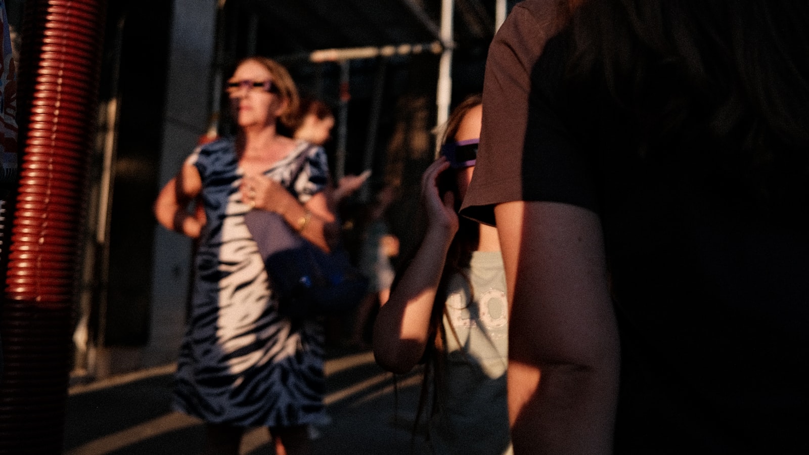Observateurs avec lunettes d'éclipse au coucher du soleil