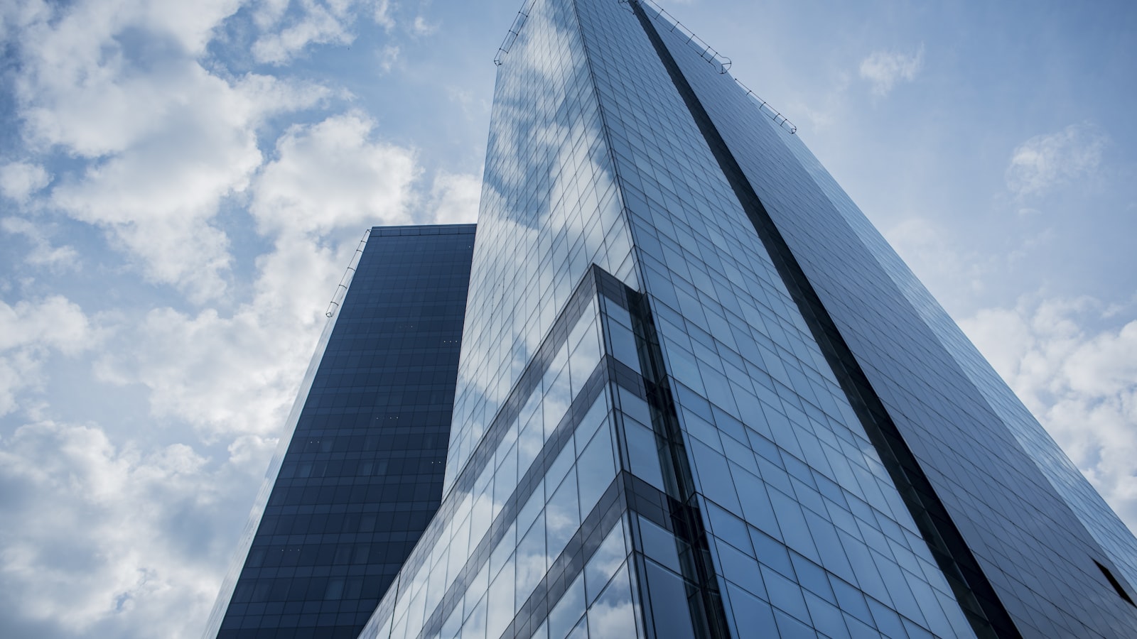 Façade vitrée d'un immeuble reflétant le ciel