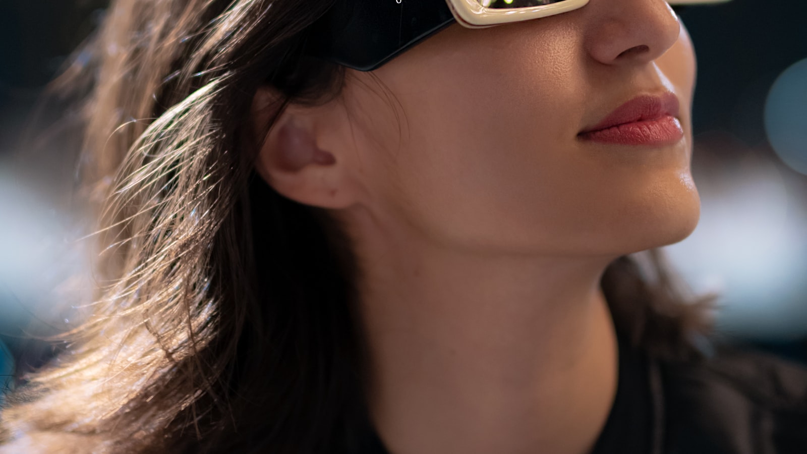 Jeune femme portant des lunettes de protection relevées sur le front