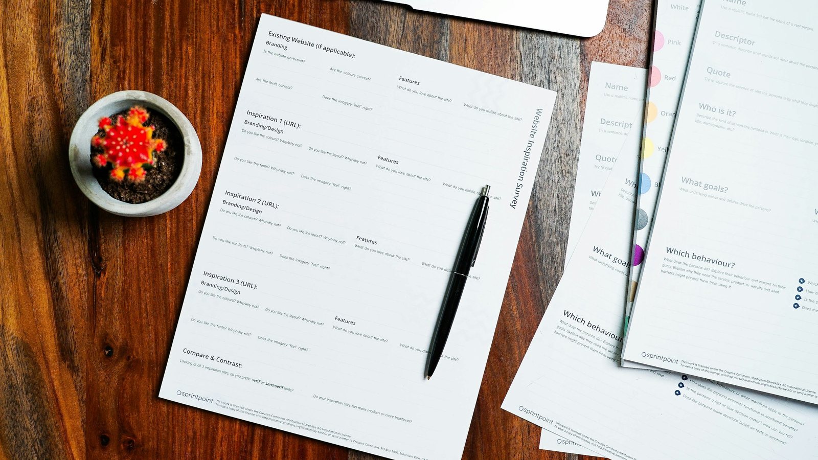 Formulaires administratifs imprimés et stylo posés sur un bureau en bois sombre