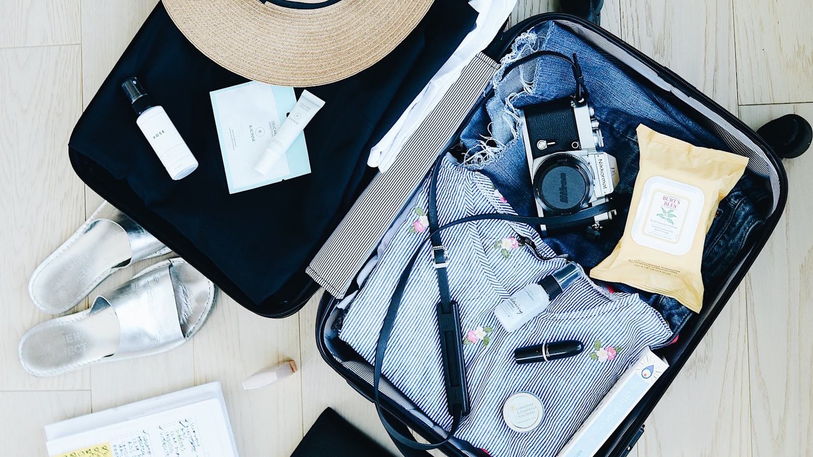 Valise de voyage en cours de préparation