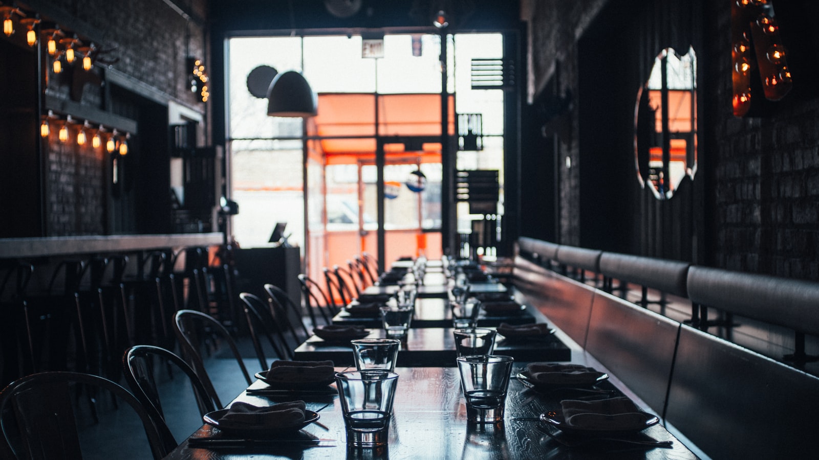 Salle de restaurant vide dans la pénombre