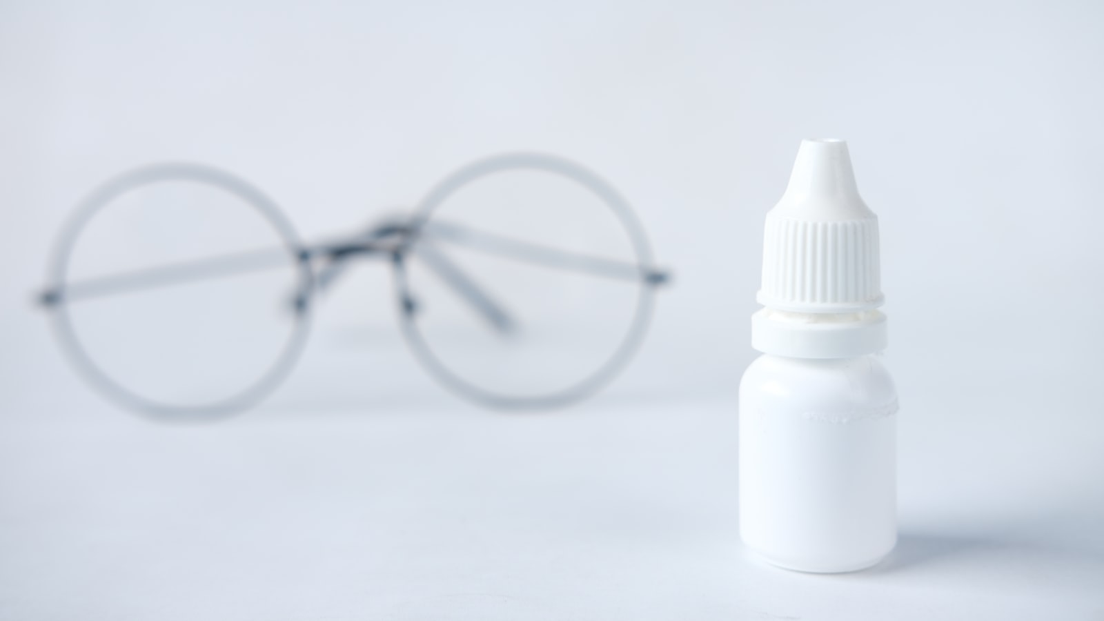 Lunettes et flacon de collyre
