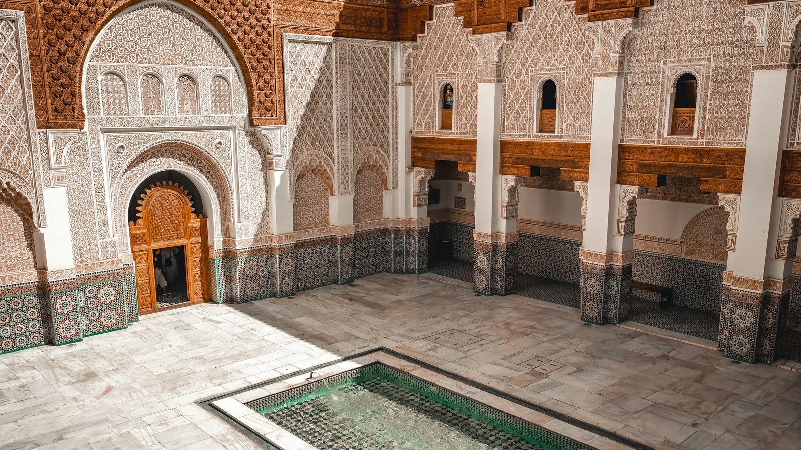 Vue d'ensemble d'une ville marocaine aux façades ocre sous le soleil
