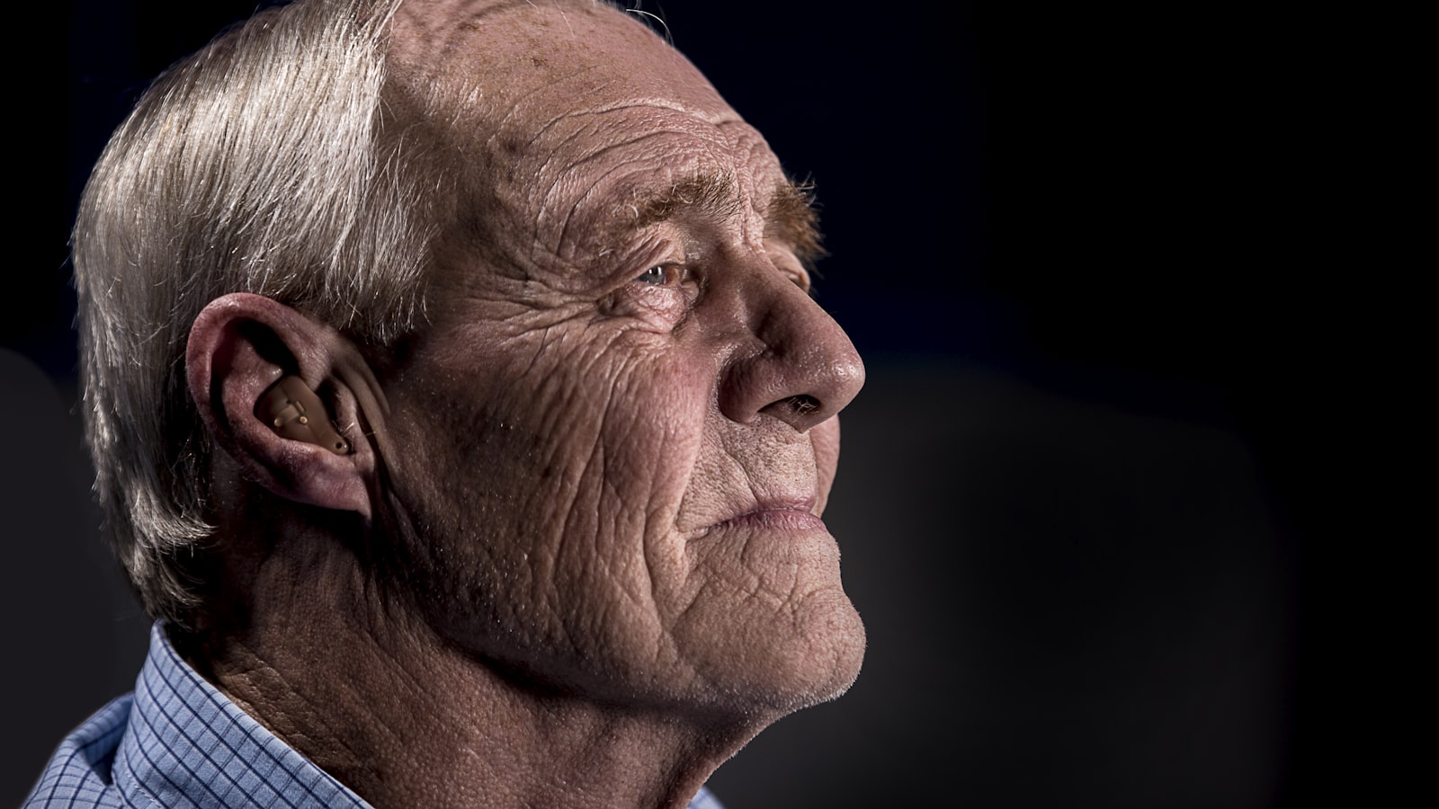 Portrait d'un homme âgé au regard pensif