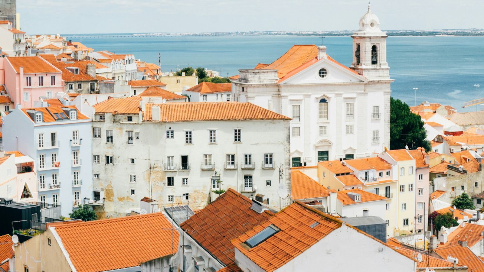 Vue sur les toits de Lisbonne et le Tage sous le soleil