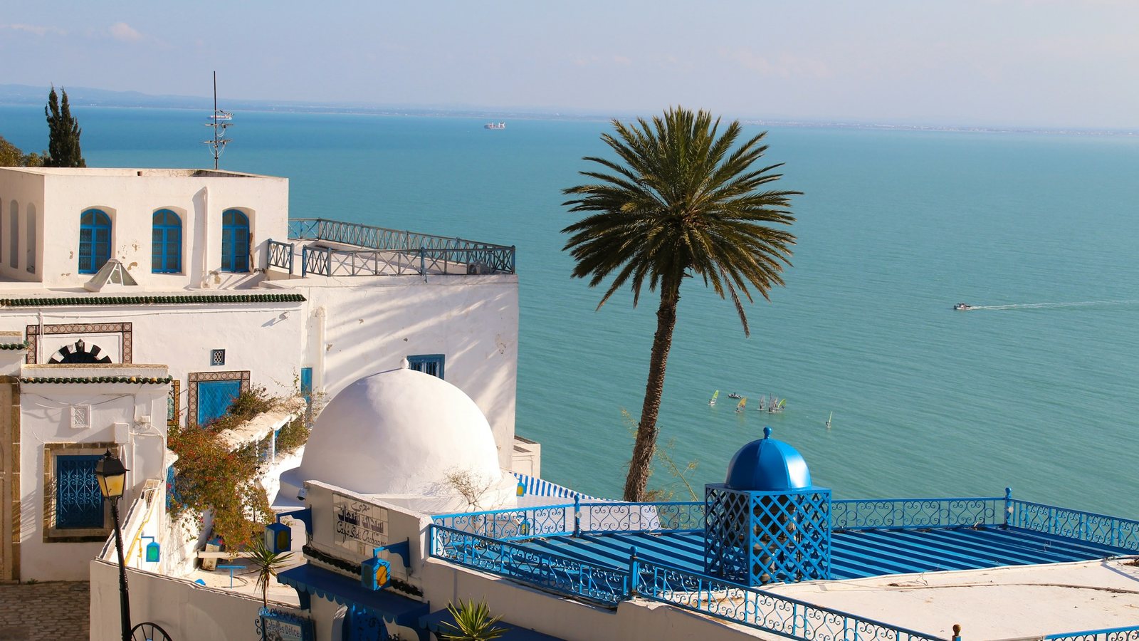 Vue sur la côte tunisienne, entre maisons blanches et Méditerranée