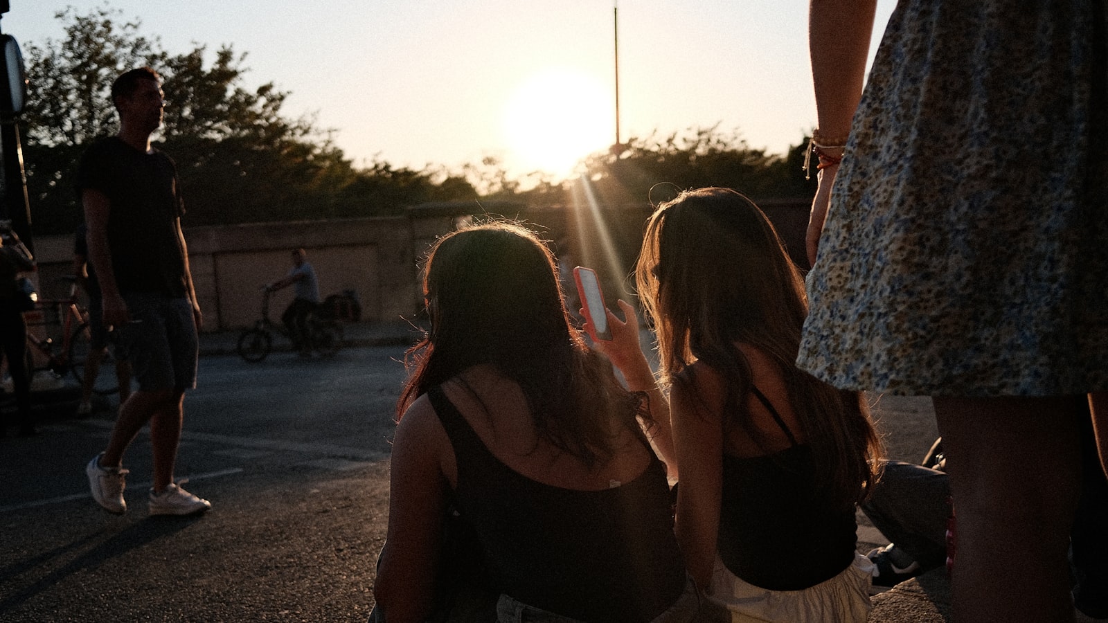 Groupe de personnes en soirée avec lunettes