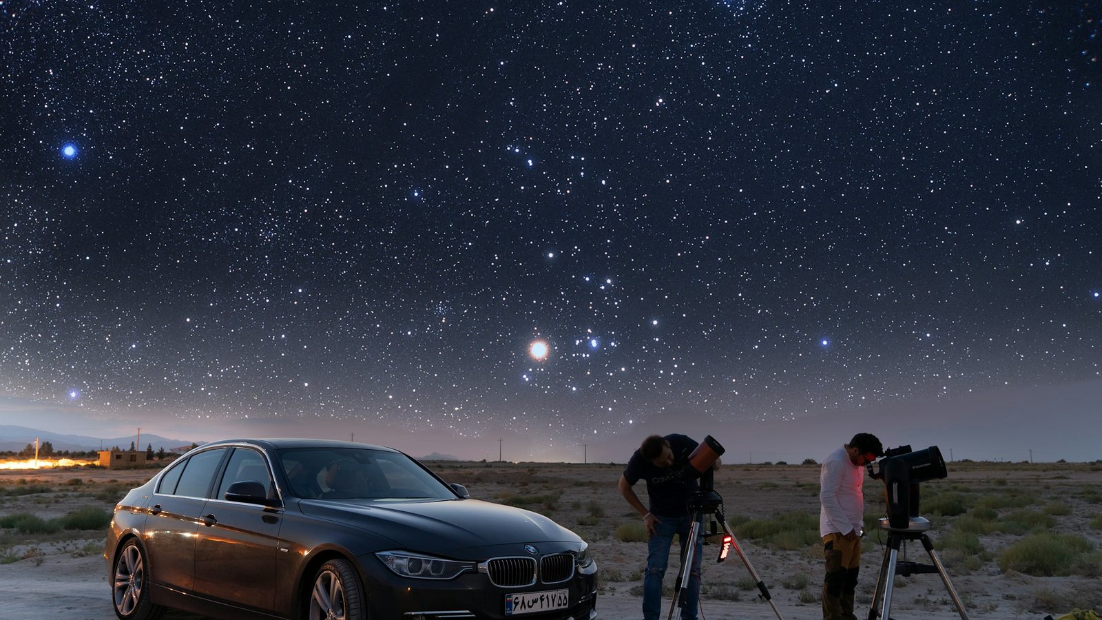 Deux observateurs penchés sur leurs télescopes montés sur trépied, dans une plaine plate et dégagée, à côté d'une voiture sombre, sous un ciel très étoilé barré d'une lueur basse à l'horizon