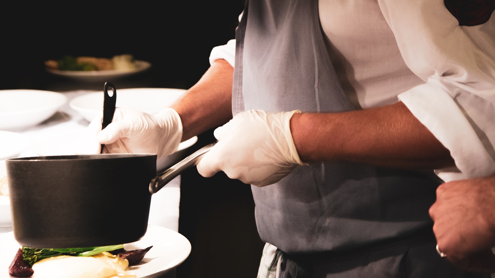 Chef préparant un service