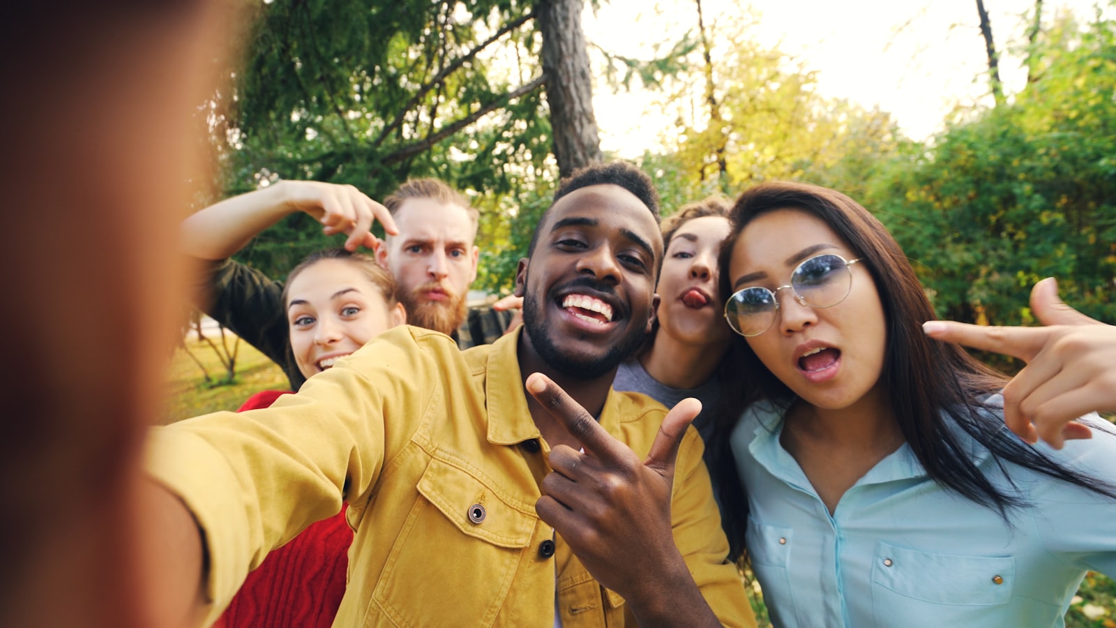 Groupe d'amis prenant un selfie en extérieur