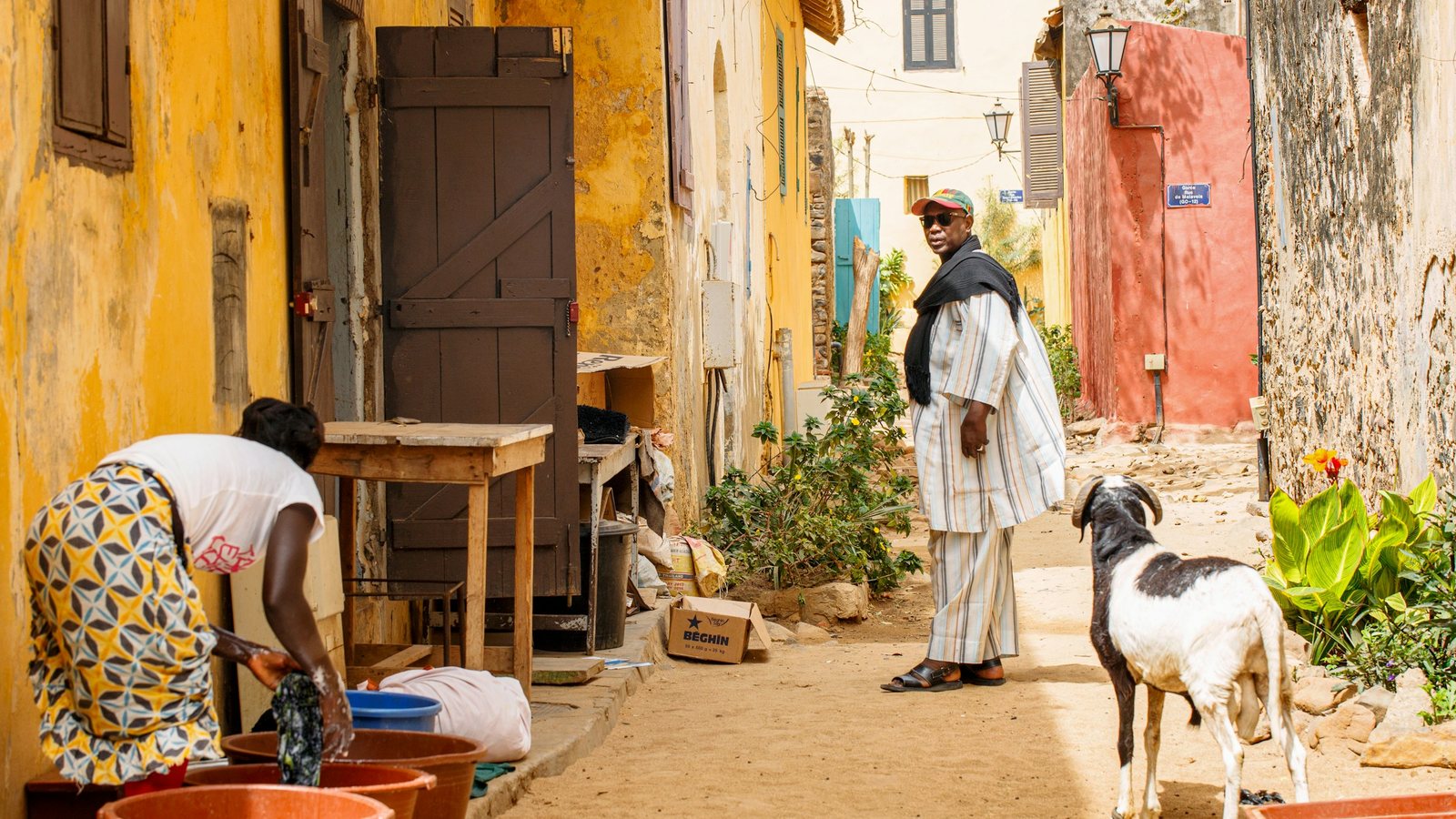 Une passante en robe blanche dans la rue