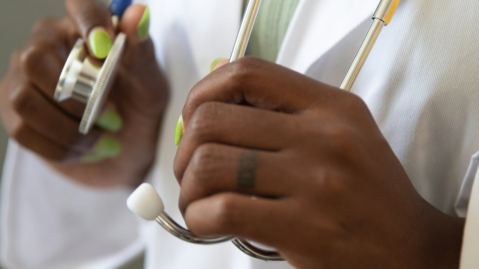 Un médecin en consultation