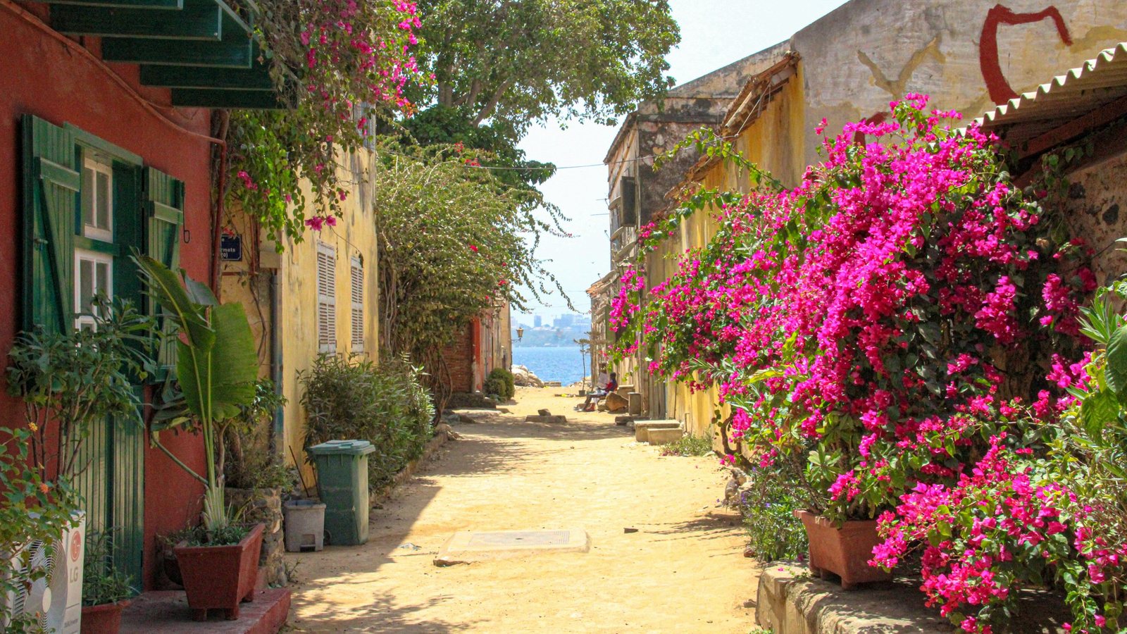 Une rue bordée de maisons colorées et fleuries