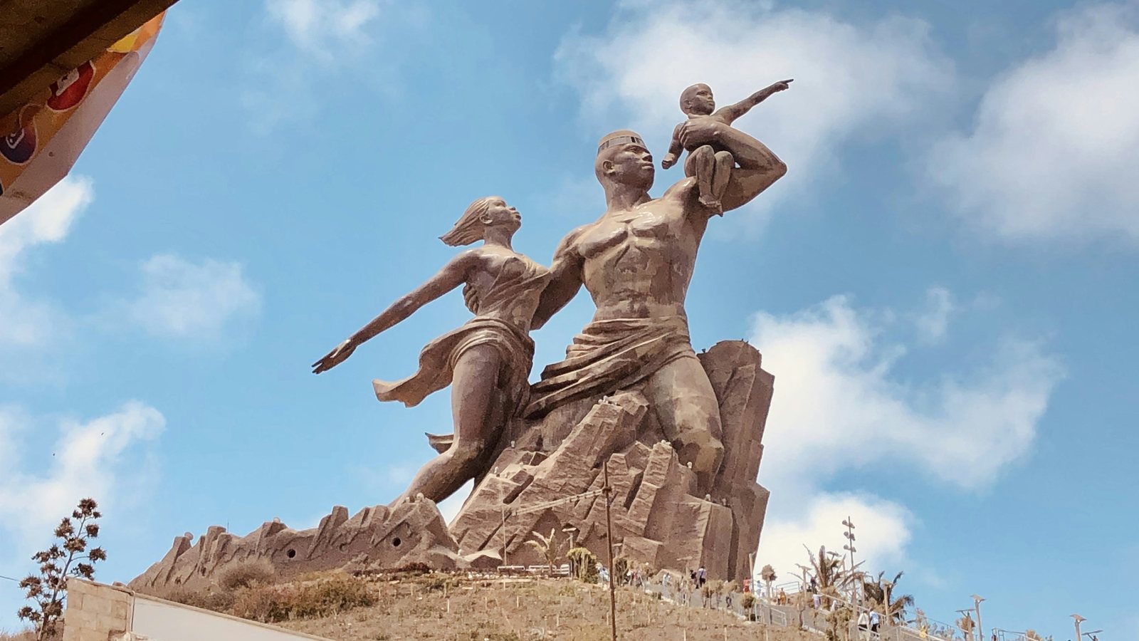 Une statue dominant un bâtiment de Dakar