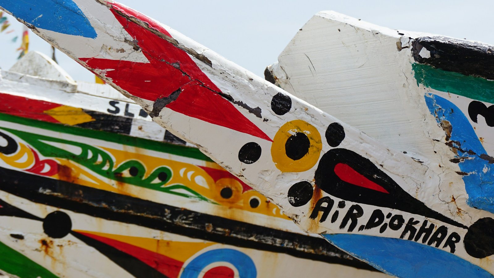 Une planche de surf plantée dans le sable