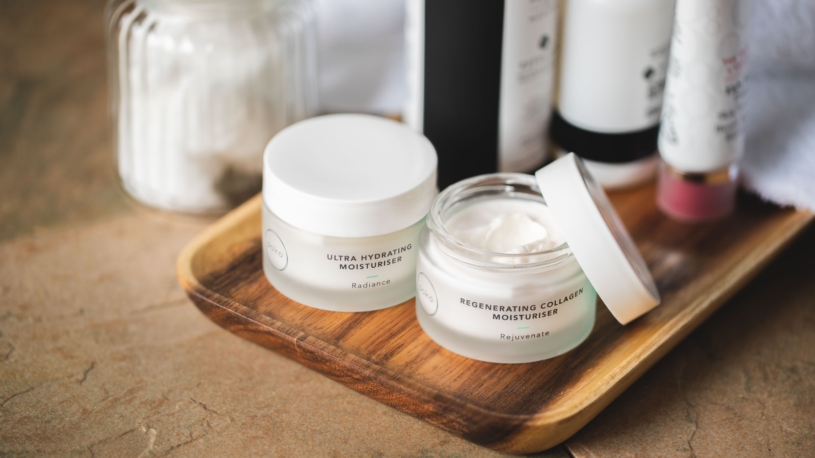 Flacon de sérum cosmétique avec pipette posé sur une surface claire
