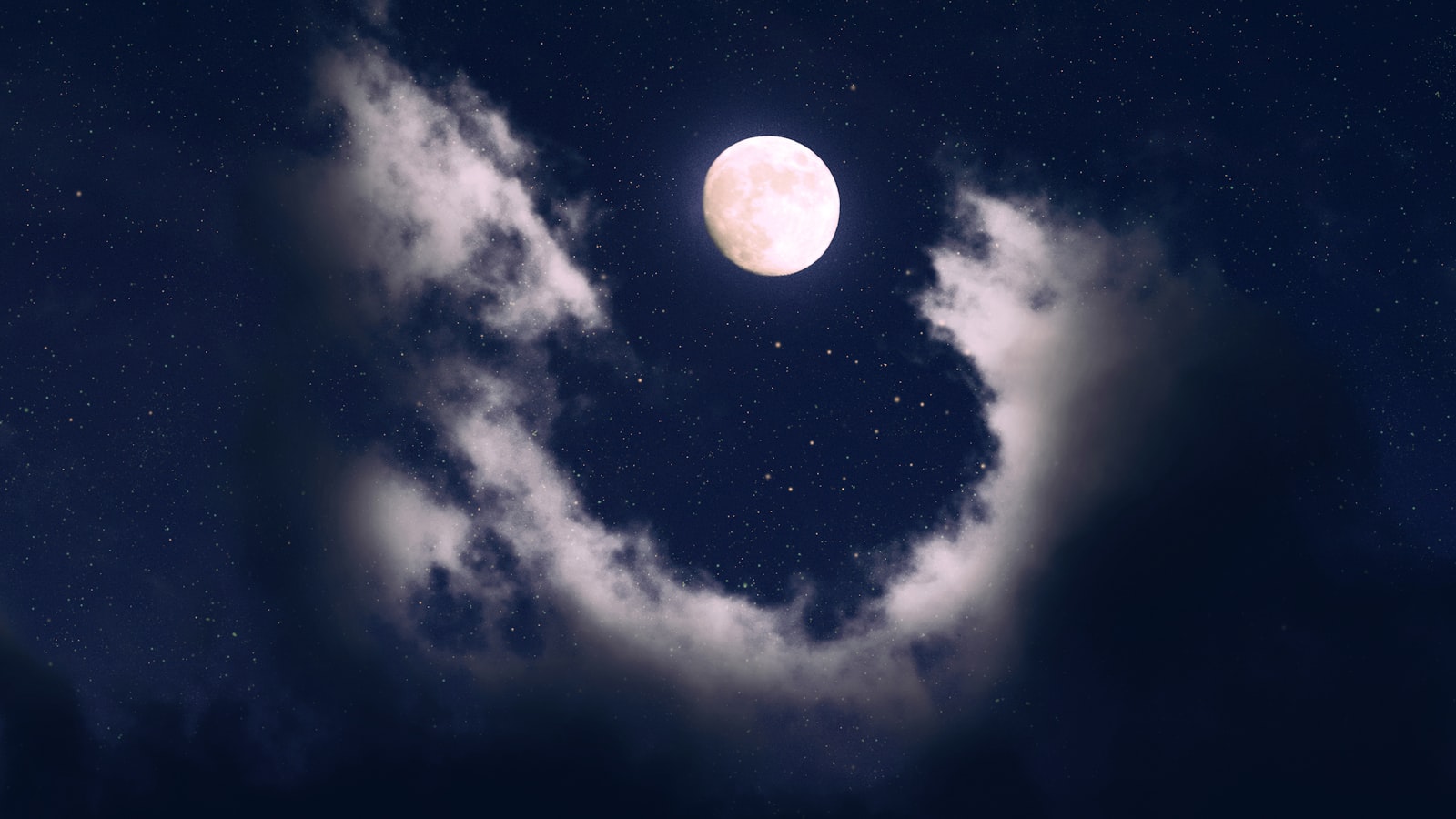 Pleine lune dans un ciel nocturne nuageux