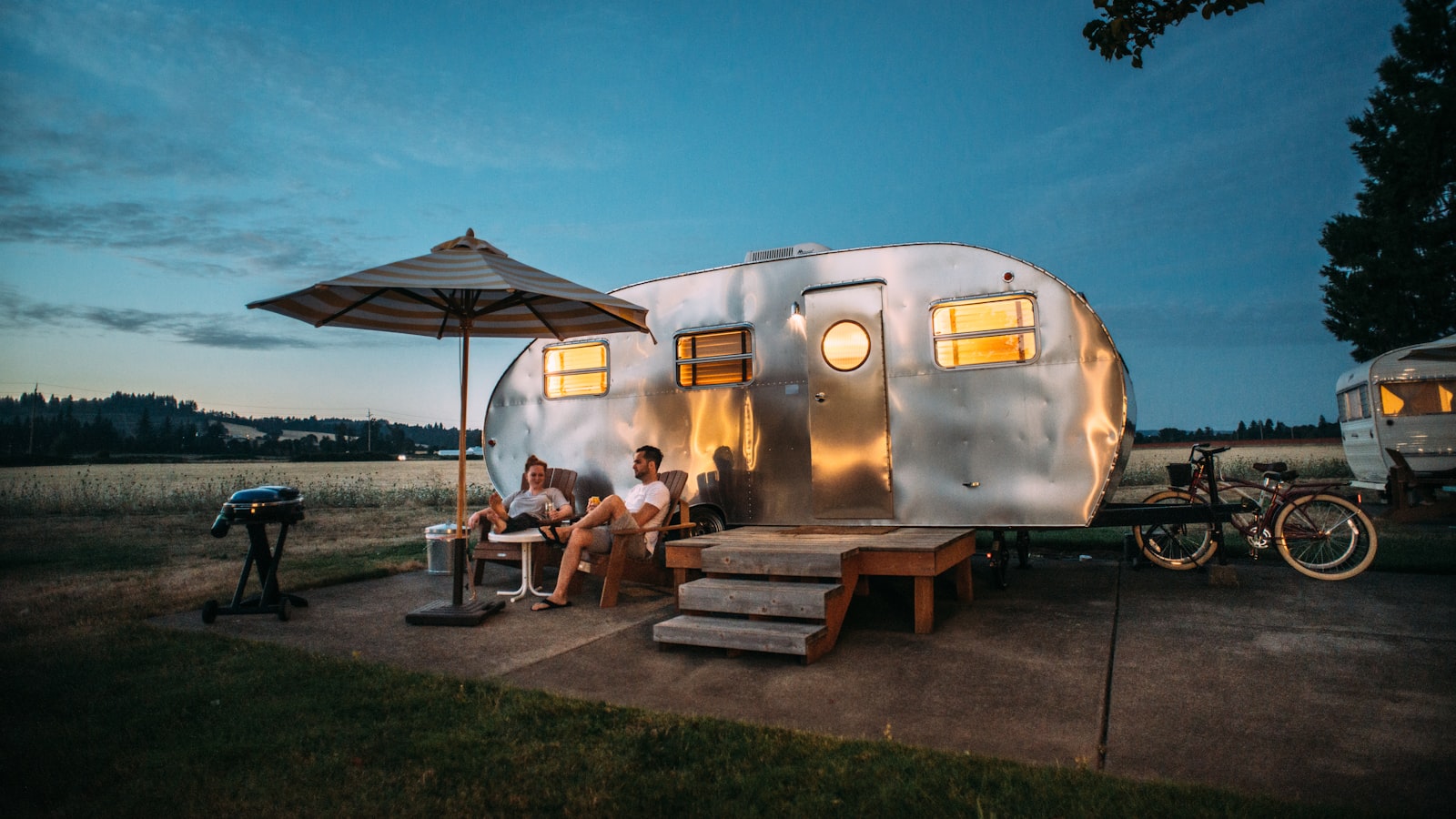Caravane installée sur un emplacement de camping au coucher du soleil
