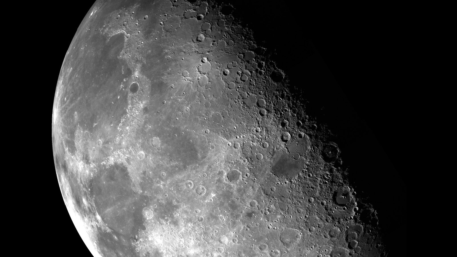 Gros plan de la Lune en phase gibbeuse sur fond noir, cratères et mers très détaillés, le disque débordant du cadre sur la gauche