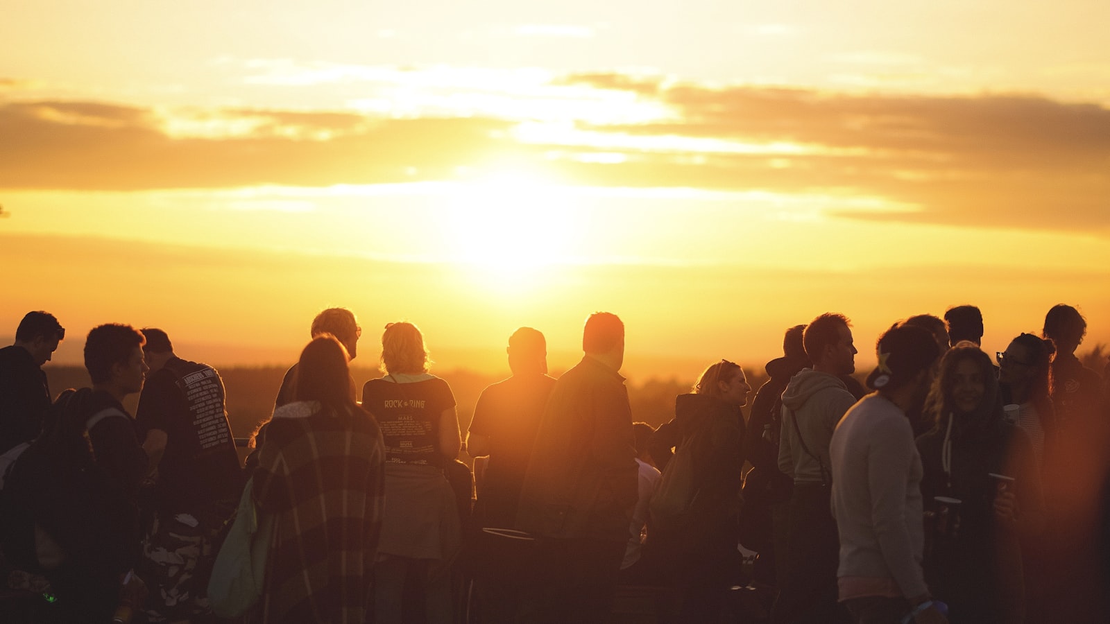 Foule regardant le ciel au crépuscule