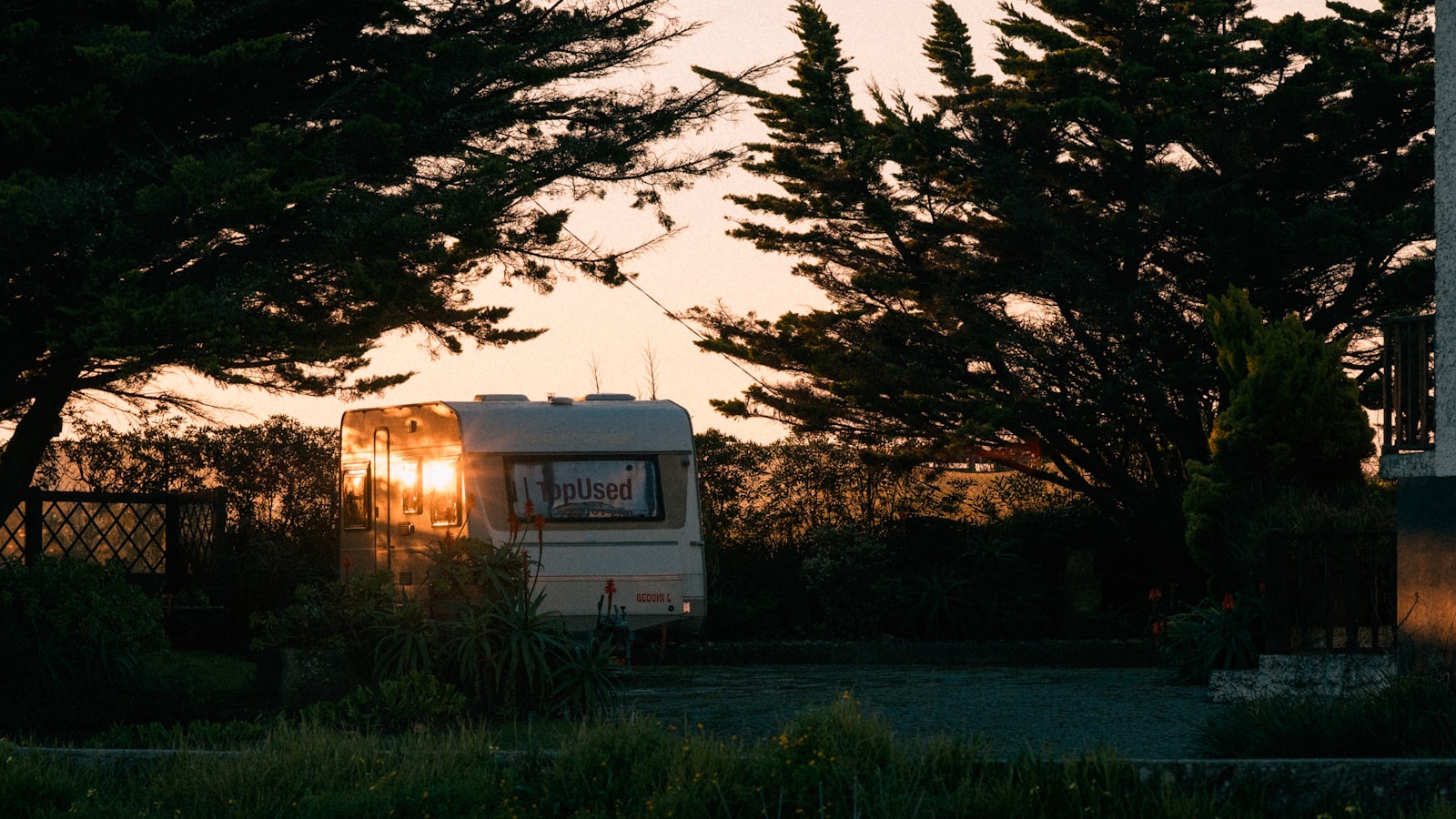 Caravane au coucher du soleil sur un terrain