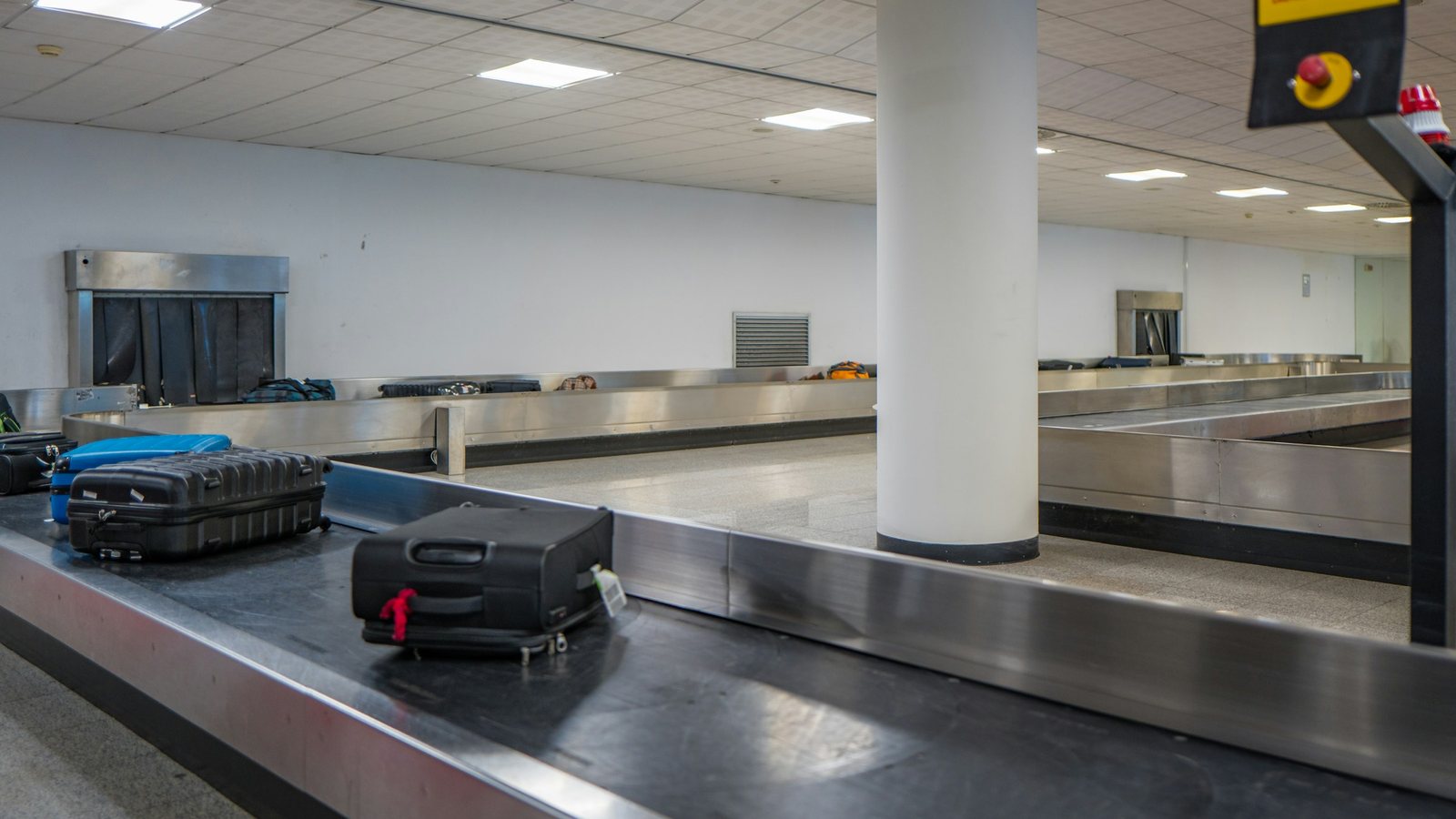 Des bagages sur un tapis de livraison
