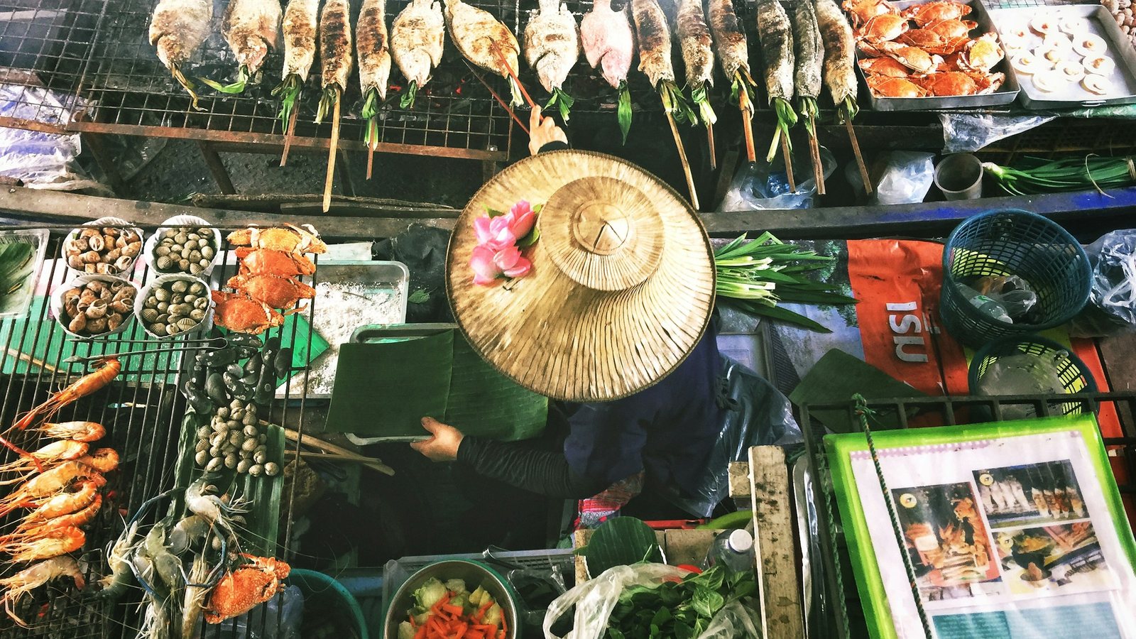 Une personne coiffée du chapeau conique traditionnel