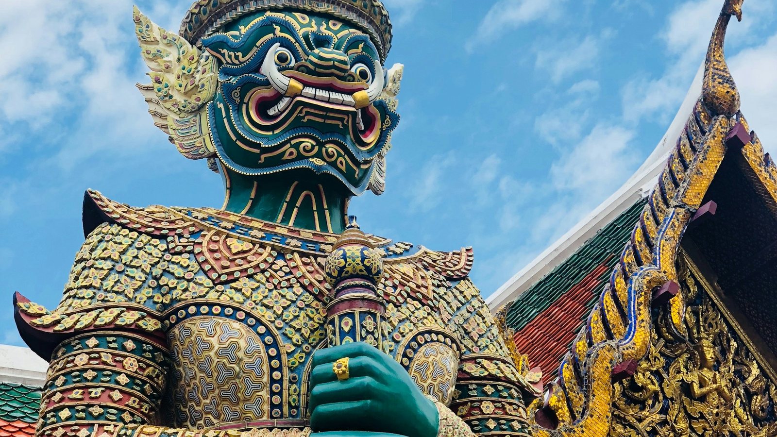 Une statue de dragon doré et bleu