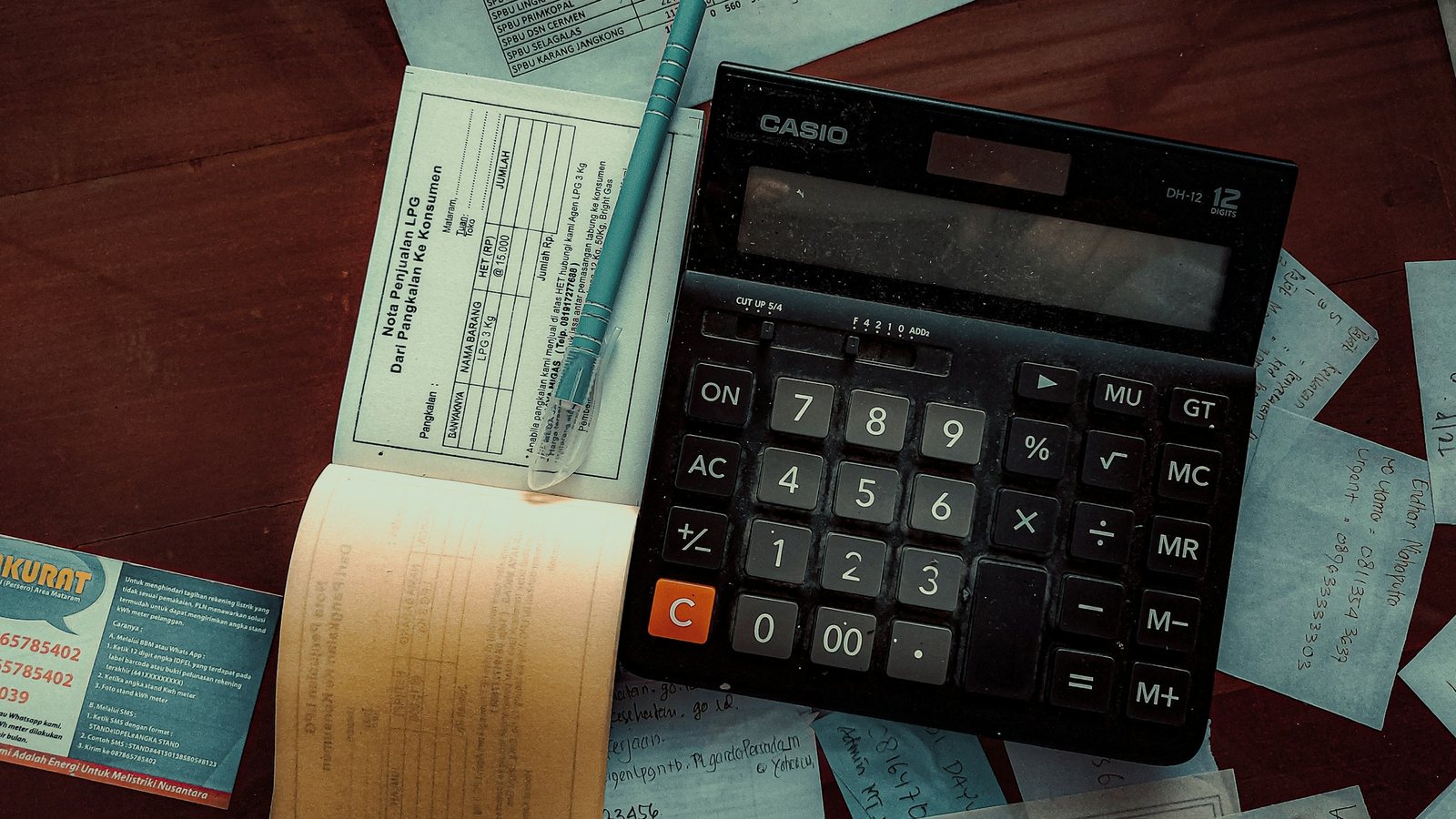 Une calculatrice posée sur une table en bois