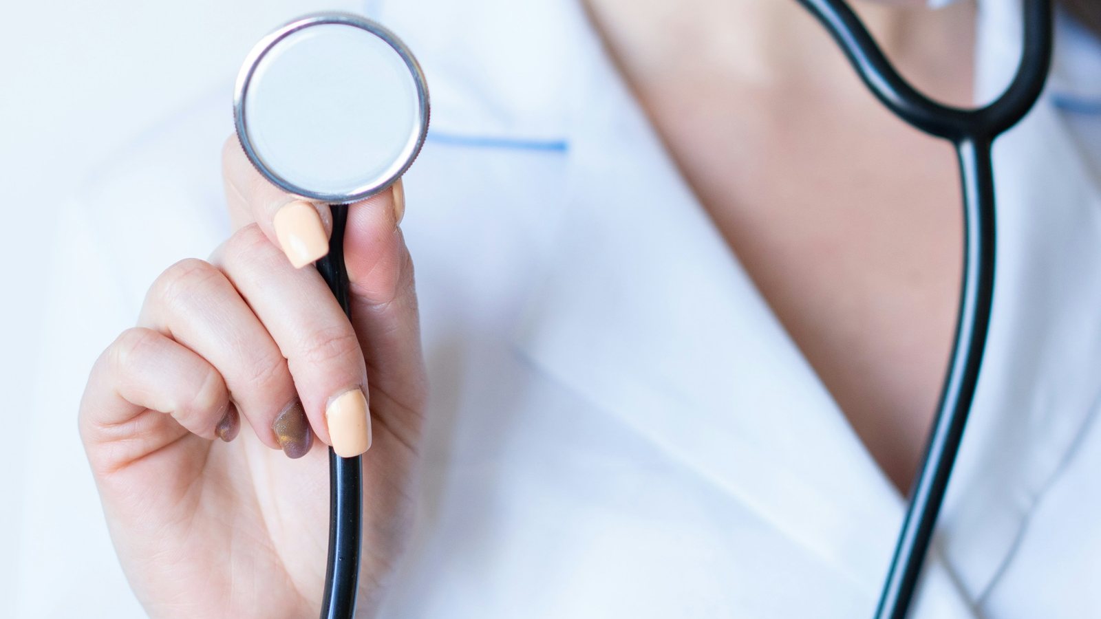 Une médecin en blouse blanche avec son stéthoscope
