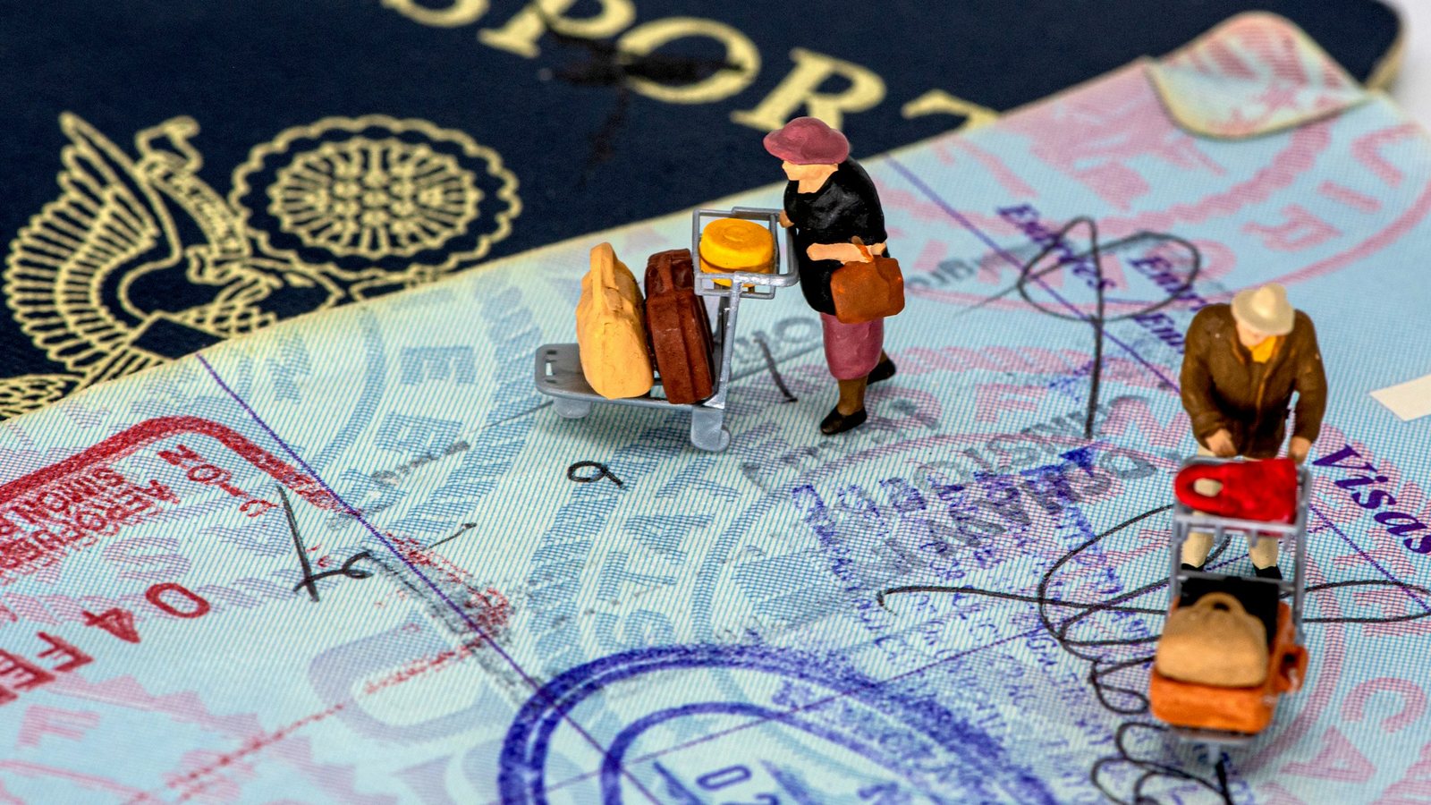 Un passeport et des figurines de voyageurs