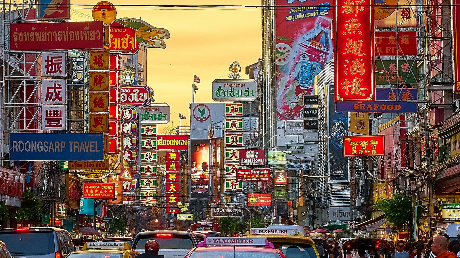 Une rue de Bangkok saturée d'enseignes