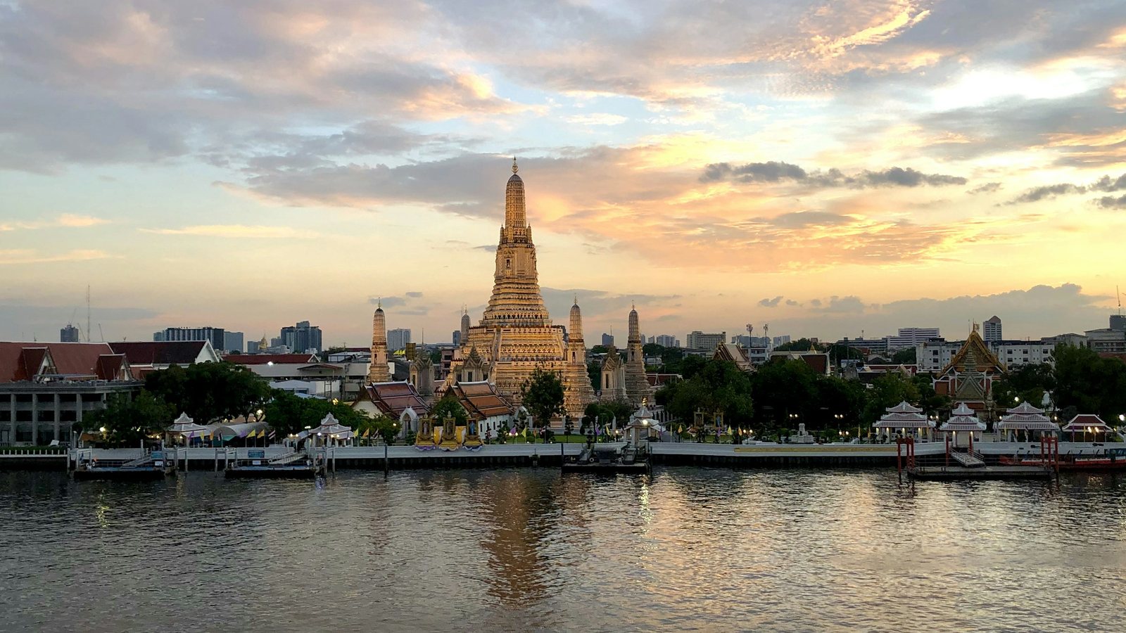 La skyline de Bangkok au bord de l'eau