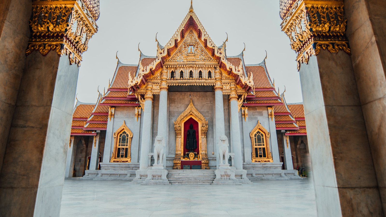 Le temple Wat Benchamabophit vu à travers une arche
