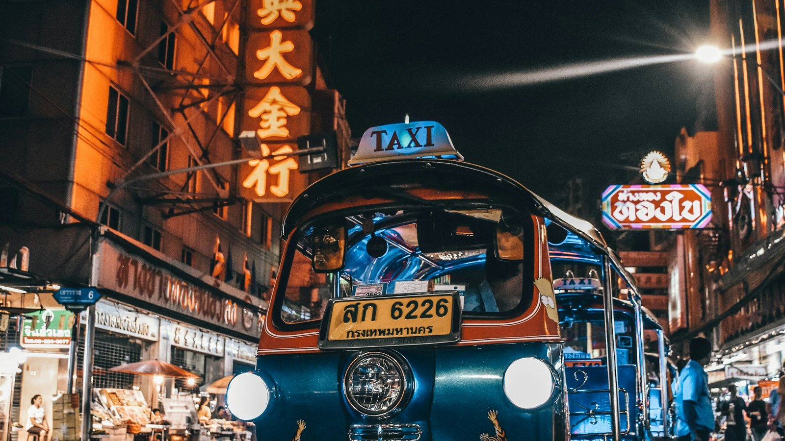 Un tuk-tuk bleu sur la route