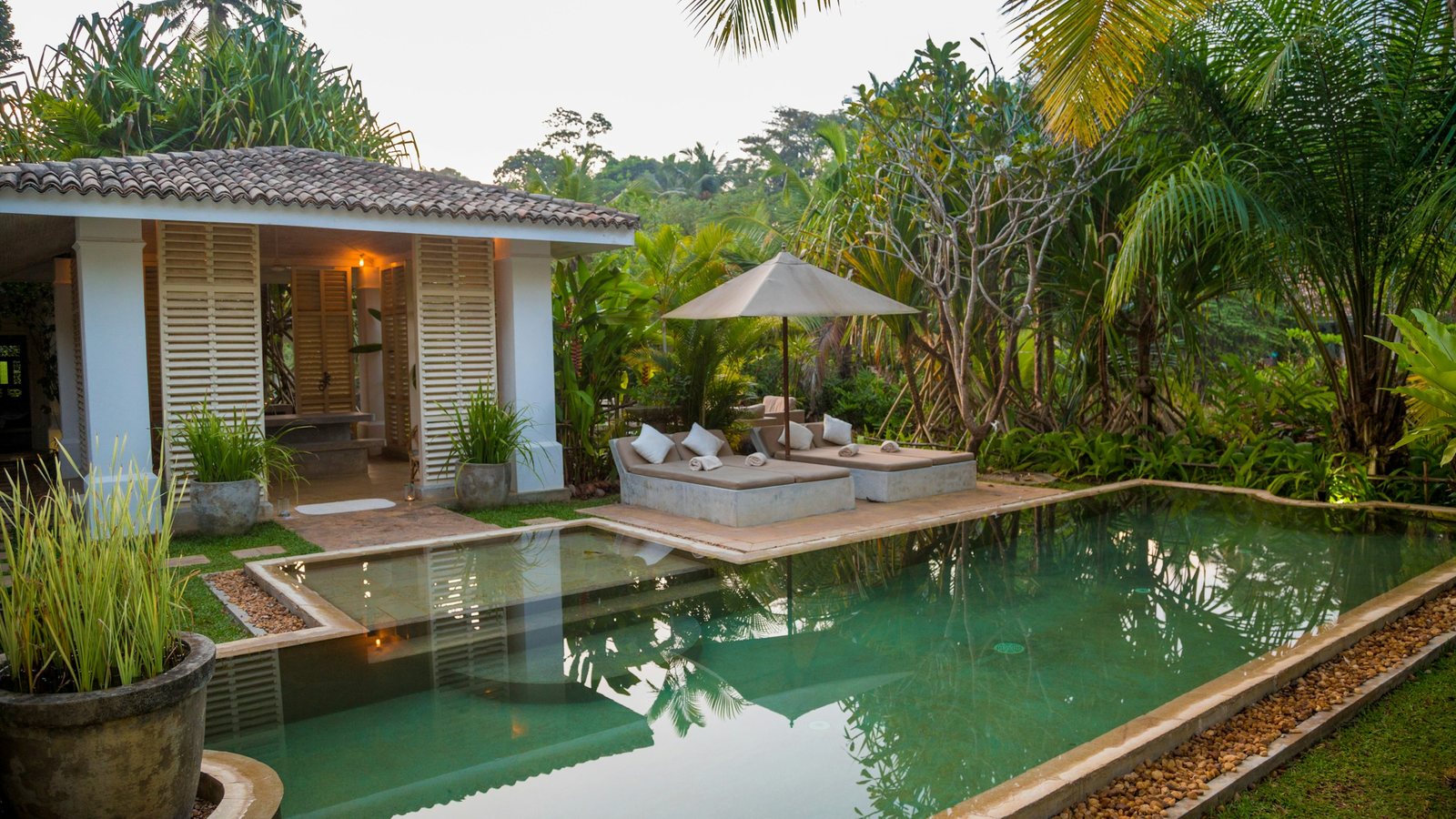 Une villa claire au bord de sa piscine