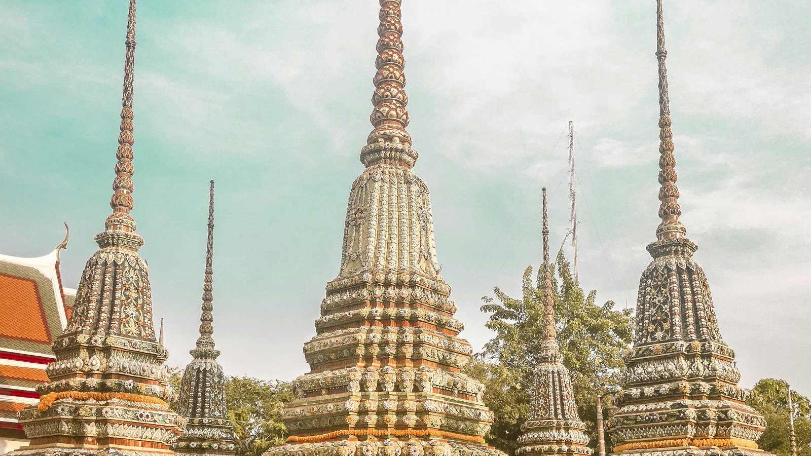 Les stupas ornés du Wat Pho à Bangkok